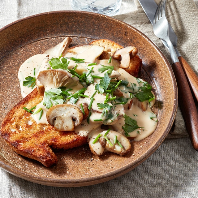 Gebakken paddenstoelen in een romige saus op zuurdesem toast Gebakken paddenstoelen in een romige saus op zuurdesem toast